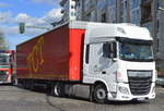Moderne DAF XF 460 Zugmaschine mit TCT Trailer am 06.04.17 Berlin-Pankow.