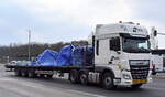 Transport Logistiker DFDS mit einem niederländischem Sattelzug mit Flachtrailer mit DAF XF 480 Zugmaschine am 25.03.25 Berlin Marzahn.