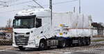 Sattelzug (Litauen) mit Sattelzug (Spezialtransport) und DAF XG 480 Zugmaschine am 24.03.26 Bahnübergang Rodleben.