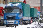 Ein IVECO STRALIS 500 PS H�ngerzug mit Hydraulikgeifarm der Fa. BRANDT STEINBERG bei den Abbauarbeiten des Weihnachtsmarktes am Berliner Alexanderplatz, 28.12.10