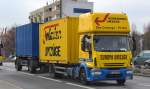 Ein IVECO EUROCARGO 120E28 mit Schlafkabine Wechselbehälter-LKW + Hänger mit Containern der Umzugsfirma BORKOWSKI-UMZÜGE am 09.03.15 Berlin-Beusselbrücke.