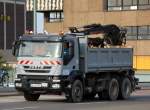 M�chtiger IVECO TRAKKER 500 Kipper vom Fuhrunternehmen J�rgen Unrau mit Hydraulikgreifarmaufsatz, 17.10.12 Berlin-Putlitzbr�cke.