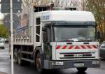 Ein IVECO EuroMover CURSOR M�llentsorgungsfahrzeug mit HALLER M�llpresse zum Altpapierrecycling der Fa.