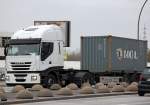 IVECO STRALIS 420 PS Zugmaschine mit Containertr�gerauflieger, 12.04.12 Berlin-Beusselbr�cke.