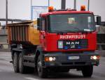 Eine Besonderheit ist dises Spezialfahrzeug, ein MAN Abrollkipper als Berge LKW der Berliner Flughafenfeuerwehr der Berliner Flughafenbetriebe, 05.02.09 Berliner Stadtautobahn H�he Spandauer Damm
