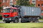 Ein MAN TGS 33.440 Abrollkipper mit Aufsatzkran, 29.06.12 Berlin-Pankow.