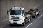 MAN Abrollkipper + H�nger einer Berliner Entsorgungsfirma ohne Beladung, 08.09.10 Berliner Stadtautobahn H�he Knobelsdorffstr.
