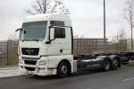 Ein MAN TGX 26.440 f�r Wechslbeh�lter mit H�nger, 27.11.10 Berlin-Lichtenberg.