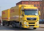 MAN TGX 25.400H�ngerzug der DHL, 17.04.13 Berlin-Putlitzbr�cke.