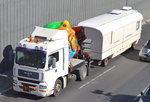 Hängerzug eines Schaustellerbetriebes mit MAN TGA ??.410 ZUgmaschine mit Ladefläche (Selbstlader) mit Wohnhänger am 21.04.16 Berliner Stadtautobahn Höhe Knobelsdorffstr.