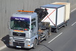 Ein weiterer Schhausteller mit Hängerzug von Helmut Nitzsche  Tanz der Vampire , eine MAN 16.410 A XXL Zugmaschine (Selbstlader) + Hänger mit Containern am 21.04.16 Berliner Stadtautobahn