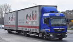 GABI JERCZYŃSKI SPÓŁKA KOMANDYTOWA (polnischer Möbelproduzent) mit einem MAN TGL 12.250 Transport-LKW mit Pritschenaufbau mit Plane + Hänger am 25.03.25 Berlin Marzahn.