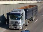 MAN Sattelkipper mit gewaltig gro�volumigen Kippauflieger, 03.04.09 Berliner Stadtautobahn H�he Knobelsdorffbr�cke.