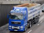 MAN TGX Zugmaschine mit gro�volumigen FERROliner L�ck Kippauflieger, 01.02.10 Berliner Stadtautobahn H�he Knobelsdorffbr�cke.