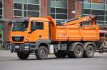 MAN TGS 33.440 Baukipper mit Hydraulikgreifarm, 17.05.11 Berlin-Pankow.
