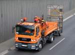 Ein MANN TGM 18.290 Kipper (Selbstlader) mit Stra�enwarnschildh�nger der Bundesfernstra�enverwalung Land Berlin Autobahnmeisterei Berlin am 07.05.15 Berliner Stadtautobahn H�he Knobelsdorffstr.