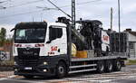 SAT Spezialbau GmbH mit einem MAN Baumaschinentransport-LKW mit Asphaltfräse Typ + Hersteller? am 01.10.25 Höhe Bahnübergang Rodleben.