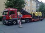 MAN Zugmaschine mit Tiefladebr�ckenauflieger mit der Asphaltfr�se BOMAG BM 1000/30 der Fa.