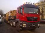 Ein MAN TGS 26.480 mit Ladebr�ckenauflieger mit Hochkransegment + Ballastgewichten f�r einen LIEBHERR Hochkran 12.11.12 Berlin-Pankow.