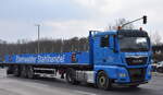 Mindener Stahlhandel GmbH mit einem langem Trailer für Stahlprodukte als Sattelzug der Tochterfirma  Eberswalder Stahlhandel GmbH mit MAN TGX 18.440 Zugmaschine am 25.03.25 Berlin Marzahn.