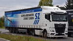 Schraubenwerk Zerbst GmbH mit einem eigenen Sattelzug mit MAN TGX 18.520 Zugmaschine am 01.10.25 Höhe Bahnübergang Rodleben.