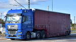 Ein Sattelzug mit Tiefladebrücke mit Pritschen + Plane abgedeckt u. dreiachsiger MAN TGX 26.480 Zugmaschine am 13.10.25 Höhe Bahnübergang Rodleben.
