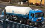 MAN Sattelzug mit Gasdruckkesselauflieger der HOYER-Group (AIR LIQUIDE) am 17.12.13 Berlin-Adlershof.