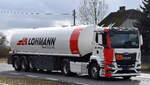 Lohmann GmbH & Co. KG mit einem Tank-Sattelzug und MAN TGX Zugmaschine lt. UN.Nr.: 33/1203 mit Benzin beladen am 24.02.26 Bahnübergang Rodleben.