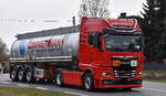 Eberhard Zimmermann GmbH & Co. KG (ZIMMERMANN GRUPPE) mit einem Tank-Sattelzug mit sehr neuer MAN TGX 18.520 Zugmaschine zum Transport von Ethanol (siehe UN-Nr. 33/1170) am 24.03.26 Bahnübergang Rodleben.