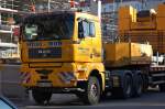 MAN TGA 33.530 Schwerlastzugmaschine mit Tiefladebr�cke hat die Gittermastspitze f�r den Fahrzeugkran LIEBHERR LTM 1500 geliefert, Fa.