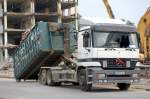 Ein MB ACTROS 2540 Abrollkipper l�dt einen leeren Abrollcontainer f�r Bauschutt ab, 27.09.11 N�he S-Bhf.