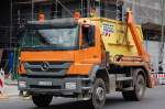 MB AXOR 1833 Abstezkipper einer Container Service Firma, 02.07.12 Berlin-Pankow.
