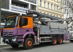 Modernes recht neues Betonpumpenfahrzeug, ein MB AROCS 2633 mit putzmeister M 24-4 Petonpumpe der Fa. LICHTNER NEULAND BETONLIFT am 23.03.16 Berlin Prenzl.Berg.
