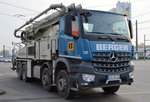 Moderner MB AROCS 3245 mit PUTZMEISTER M 58-5 Betonpumpe der Fa. BERGER am 10.11.16 Berlin-Marzahn.