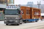 Hier noch ein Gesamtbild des MB ACTROS mit H�nger und Holzfertighalle beladen beim Abbau des Berliner Weihnachtsmarktes am Berliner Alexanderplatz, 28.12.10