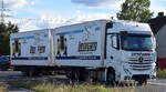 Liesegang Spedition GmbH mit einem Hängerzug mit Wechselbrücken mit MB ACTROS 2543 LKW am 24.09.25 Höhe Bahnübergang Bahnhof Rodleben.