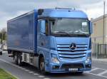 Ein optisch sehr schöner MB NEW ACTROS 2542 mit Kastenaufbau in metalikblau am 22.04.15 Berlin-Moabit.