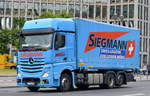 MB NEW ACTROS 2542 mit Kastenaufbau der Fa. SIEGMANN am 13.07.16 Berlin-Mitte.