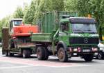 �lterer MB 1735 Baukipper mit Tiefladeh�nger mit Mobilbagger beladen, Berlin Wei�ensee Sommer 2008.