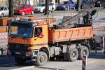 MB ACTROS 4033 Baukipper mit Greifarmaufsatz, 06.03.12 Berlin-Adlershof.