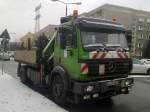 MB 1838 Selbstlader/Kipper mit Bauteilen-/maschinen beladen, 23.02.13 Berlin-Pankow.