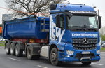 Neuer MB AROCS 1843 Sattelkipper vom Fuhrunternehmen Erler-Wennigsen am 12.04.16 Schönefeld bei Berlin.