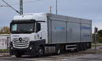 Hegelmann Express GmbH (Hegelmann Group) mit einem Sattelkipper mit Plane überzogen u. MB ACTROS L 1845 Zugmaschine am 04.11.25 Bahnübergang Bahnhof Rodleben.