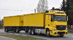 KÖNIG TRANSPORTE mit einem MB ACTROS 2564 hochwandiger Kipper als Hängerzug mit Plane abgedeckt (landwirtschaftlicher Transport?) am 24.03.26 Bahnübergang Rodleben.