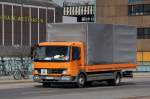 MB ATEGO 816 mit Pritschenaufbau mit Plane�berzug f�r M�lltransporte, 08.04.13 Berlin-Putlitzbr�cke.