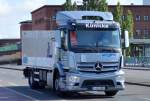 Ein neuer MB ANTOS 1827 LKW mit Ladefläche der Fa.