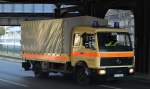 MB 811 LKW mit Pritschenaufbau mit Planeüberzug, die Johanniter (Katastrophenschutz) Regionalverband Berlin am 03.10.15 Berlin-Schöneberg. 