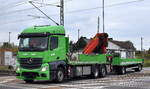 Mall GmbH (Umweltsysteme) mit einem Transport-LKW MB ACTROS 2543 mit Heckhydraulikkran (PALFINGER PK 42002.SH) + Hänger am 01.10.25 Höhe Bahnübergang Rodleben.