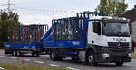 Semcoglas Holding GmbH mit einem MB ACTROS 1836 Transport-LKW mit Heckgreifarm + Hänger am 01.10.25 Höhe Bahnübergang Rodleben.