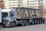 Leider keine optimale Aufnahme dieses Sattelschlepperschwertransports, ein MB ACTROS V8 3355 mit sechsachsigem Flachauflieger mit einem Kransegment eines Hochkrans der fa.